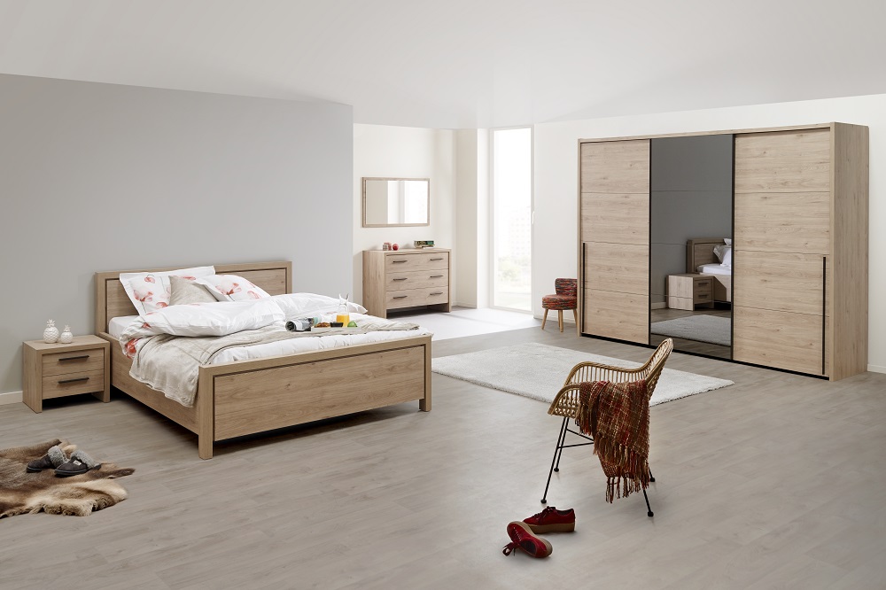 Chambre à coucher Bauwens Viola en bois naturel et finitions noires - Lit 160, table de chevet, commode 3 tiroirs et miroir, garde-robe 3 compartiments avec portes coulissantes