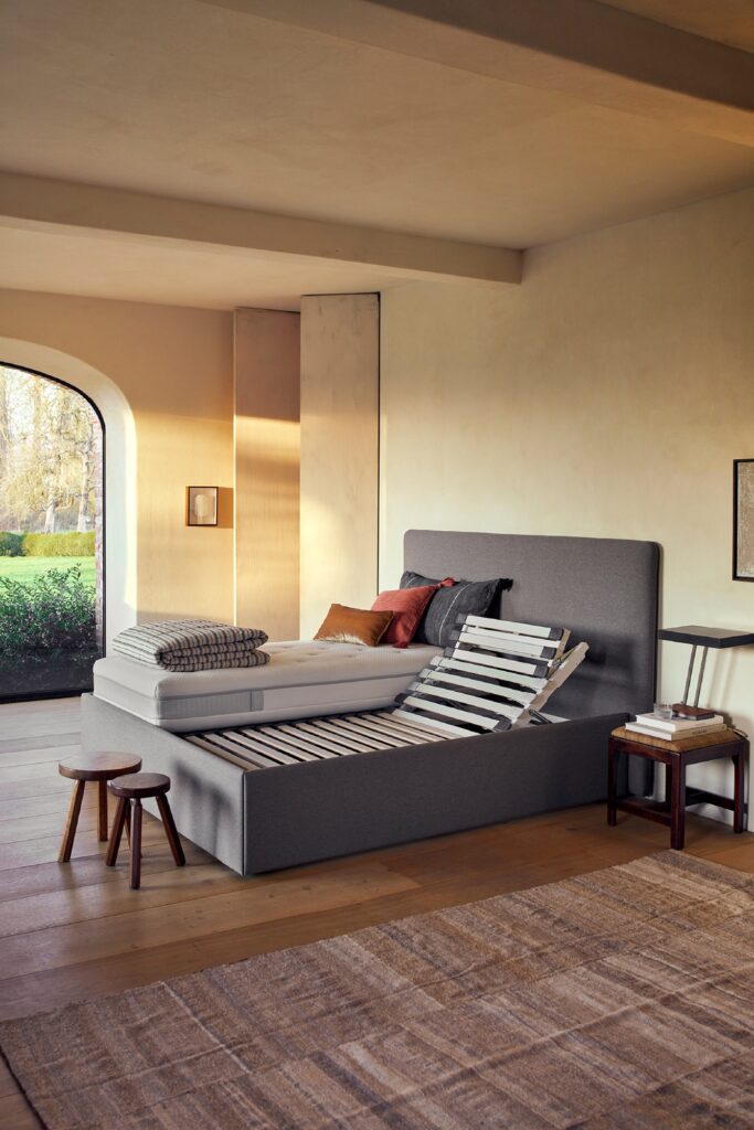 Commier motion Beka, à l'intérieur du coffre de lit en tissu gris souris